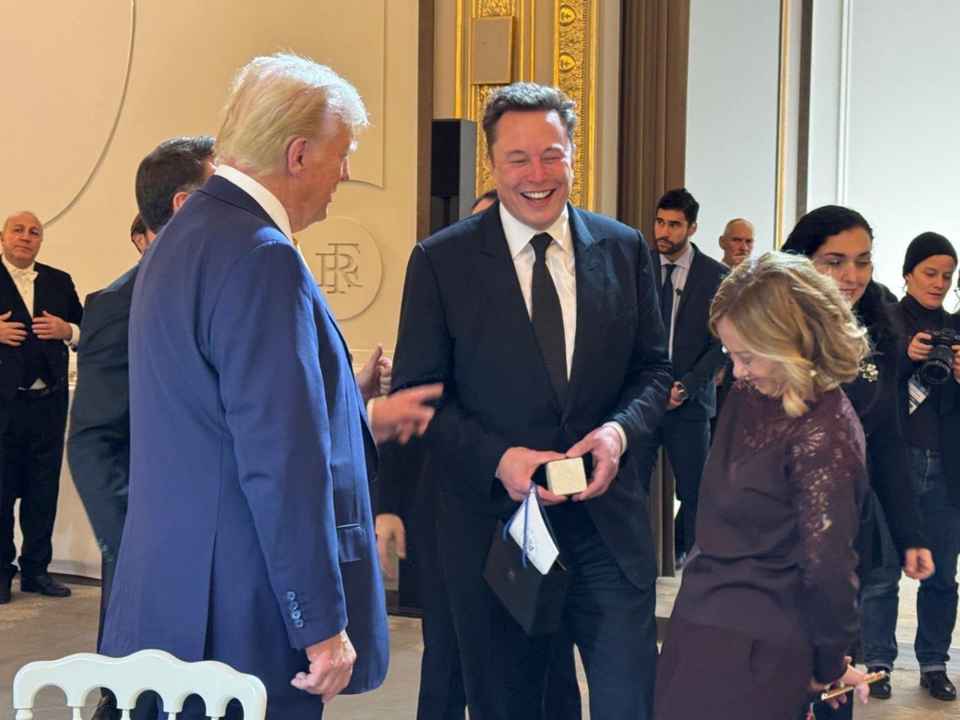 Donald Trump, Elon Musk y Giorgia Meloni, primera ministra de Italia en Mar-a-Lago. / RR.SS