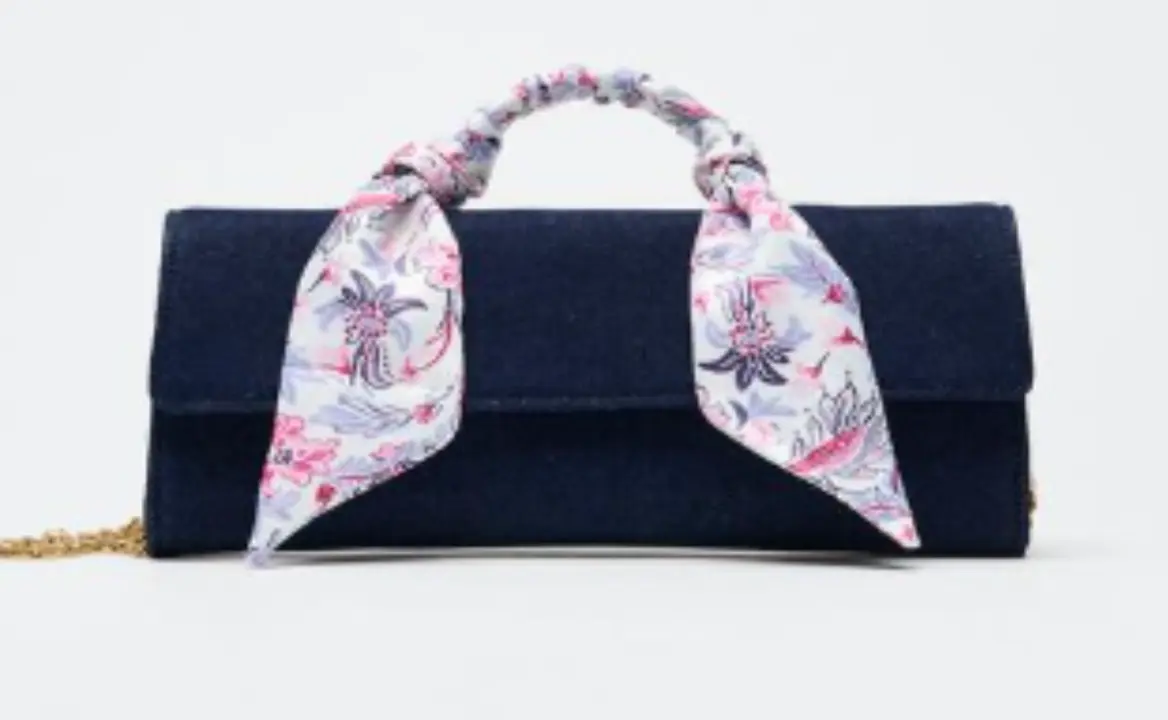 Bolso alargado de Zara con estampado animal, screanshot p&aacute;gina web oficial de Zara.