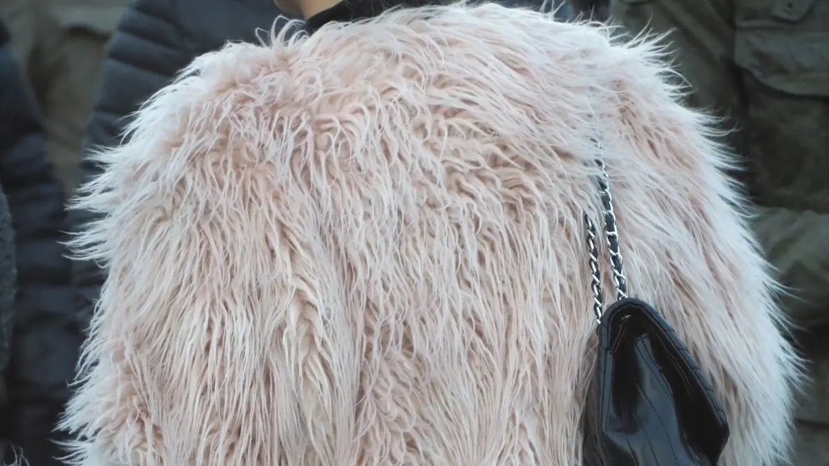 Una chaqueta de pelo, tendencia este invierno 2025. / MundiStyle.