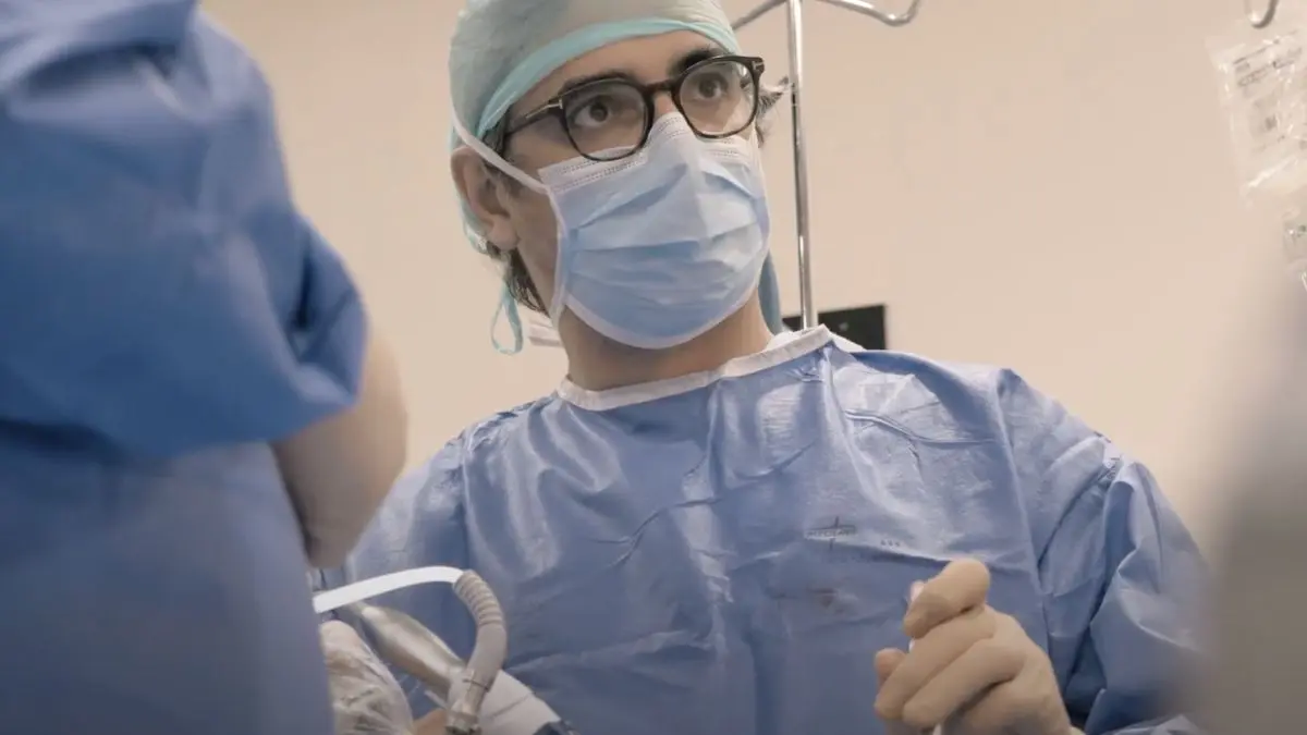 El doctor Diego Gonz&aacute;lez Rivas durante una operaci&oacute;n. / Fundaci&oacute;n Diego Gonz&aacute;lez Rivas.