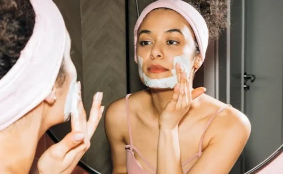 Mujer con limpiador facial.