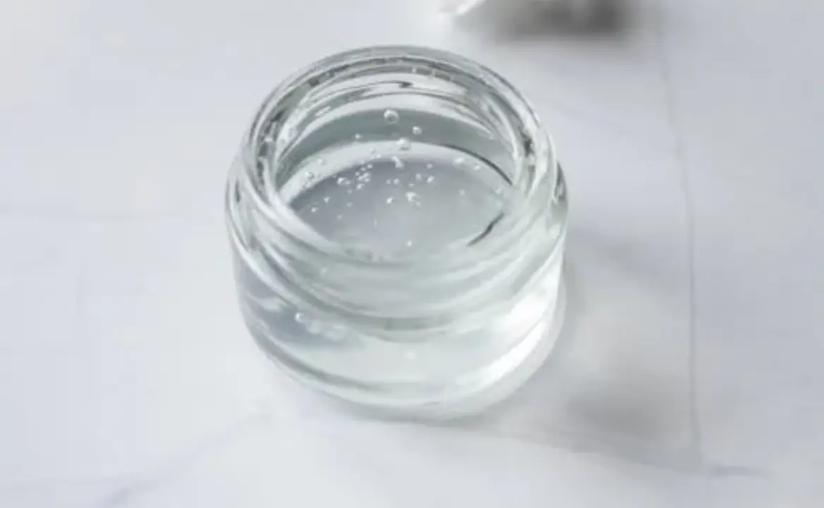 Envase con gel facial hidratate.