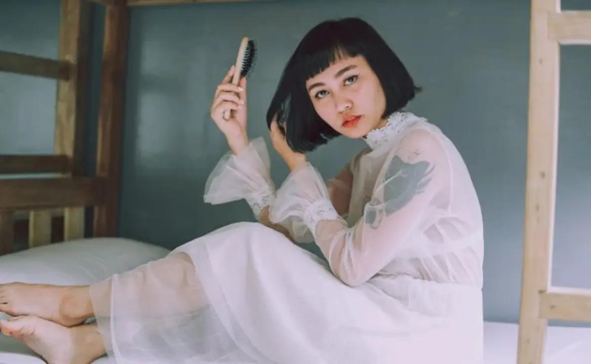 Mujer con cepillo para el cabello.
