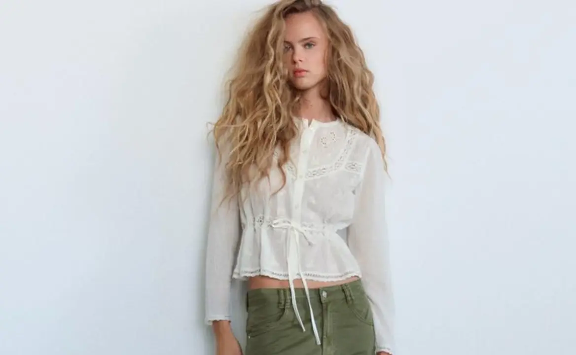 Camisa de gasa con bordado de Zara, screanshot página web oficial de Zara.