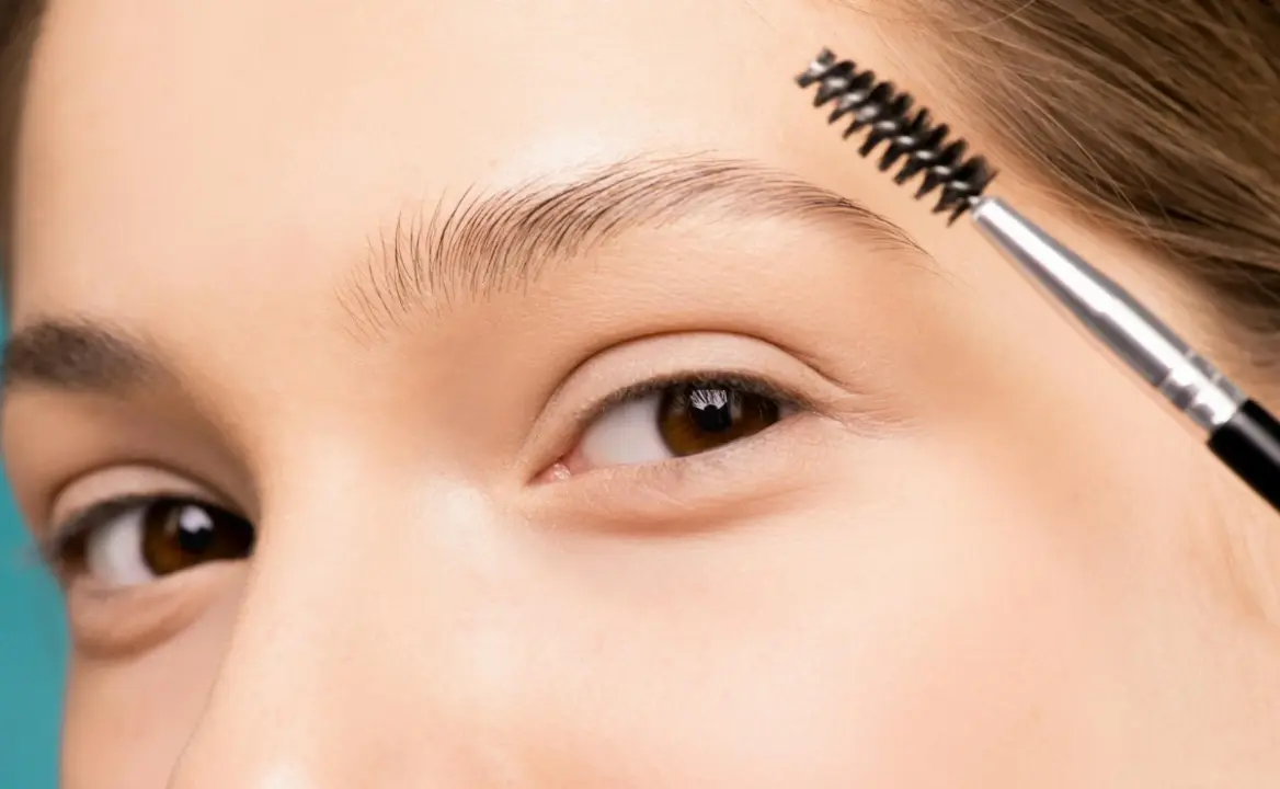 Cejas y cepillo con gel para cejas.