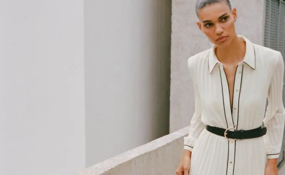 Vestido plisado cinturón de Zara, página web oficial.