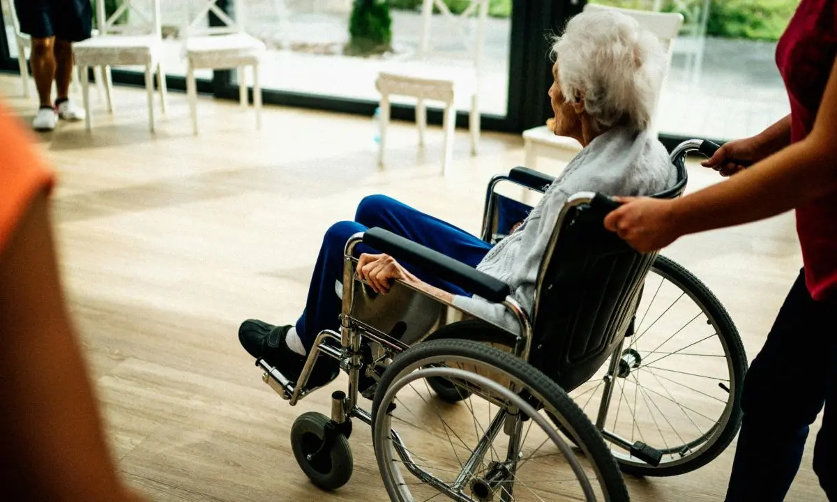 Un adulto de la tercera edad en silla de ruedas. / Pexels.