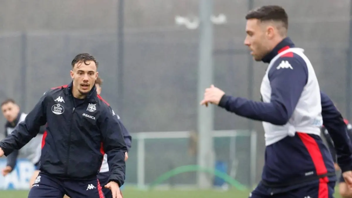 Los futbolistas del Deportivo en pleno entrenamiento. /  www.rcdeportivo.es