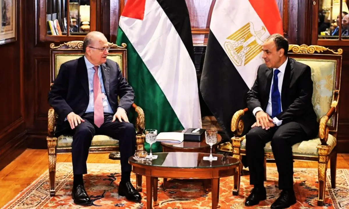 Mohamed Mustafa, primer ministro de la Autoridad Nacional Palestina; y Badr Abdelaty, presidente de Egipto. / RR SS.