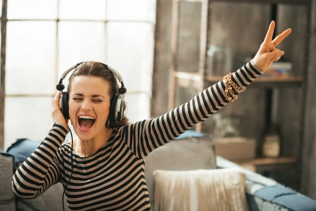 Una mujer escucha m&uacute;sica con sus aud&iacute;fonos. / Pixabay.