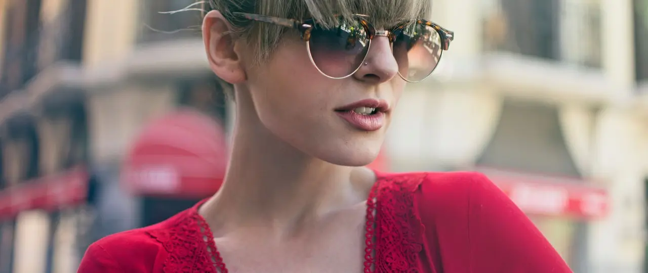 Una mujer con gafas de sol. / Mundistyle.