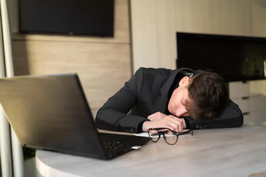 Un trabajador dormido en la oficina. / Freepik.