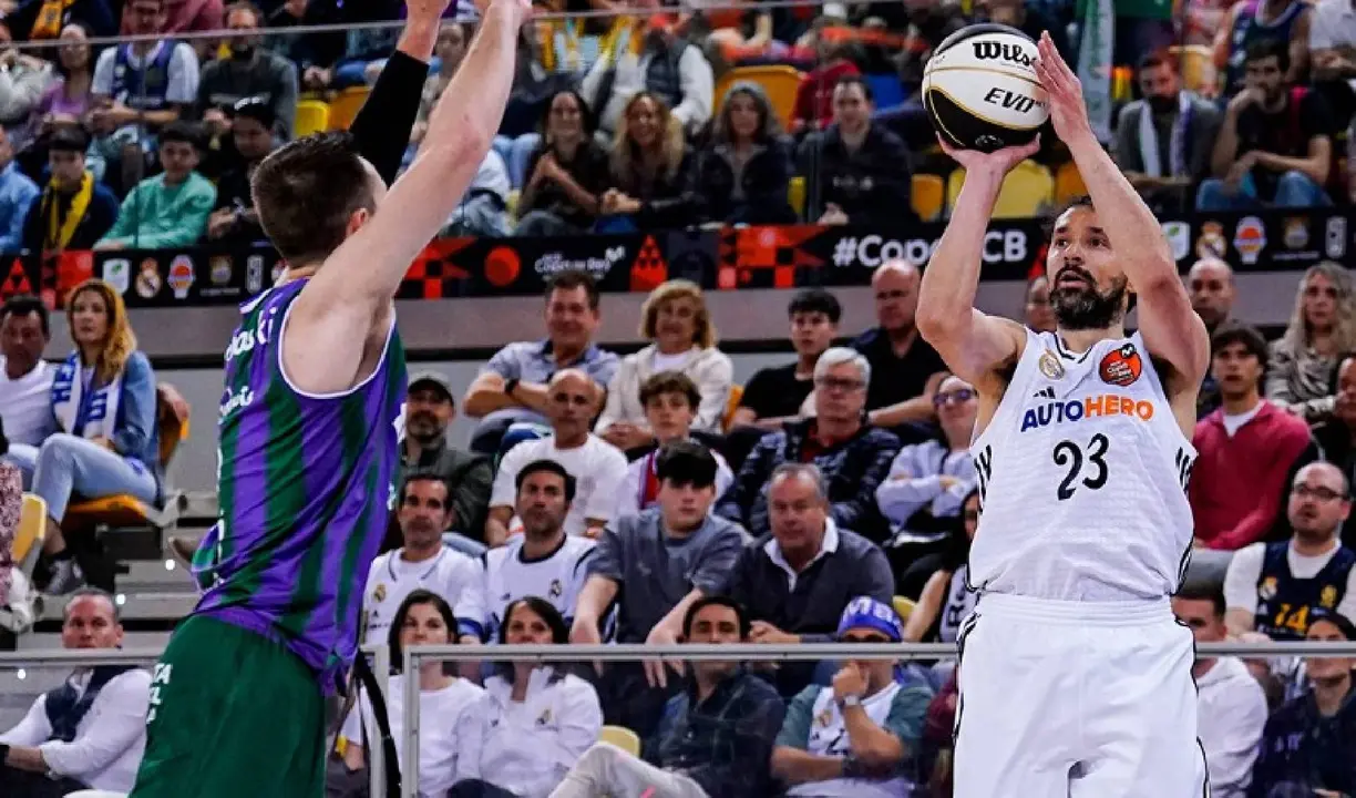 Una imagen del partido entre el Real Madrid y el Unicaja. /  @rmbaloncesto