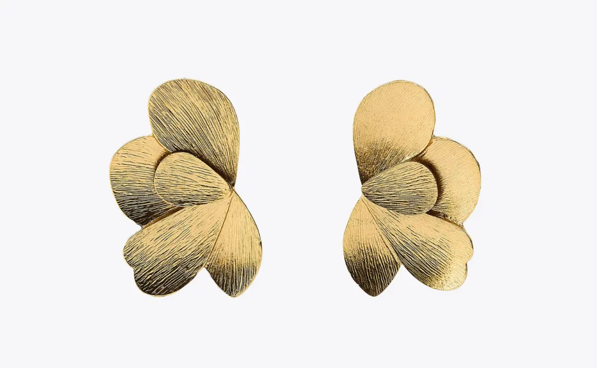 Pendientes con forma de abanico y flor de Zara, screenshot página web oficial.