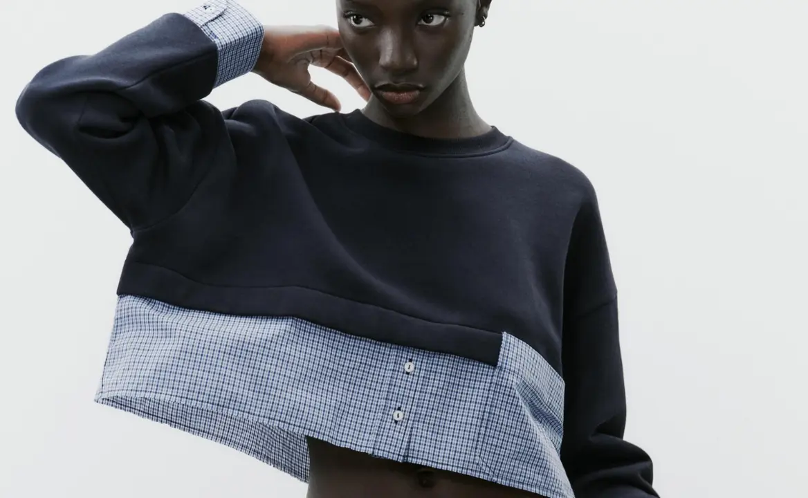 Sudadera crop combinada de Zara, screenshot página web oficial.