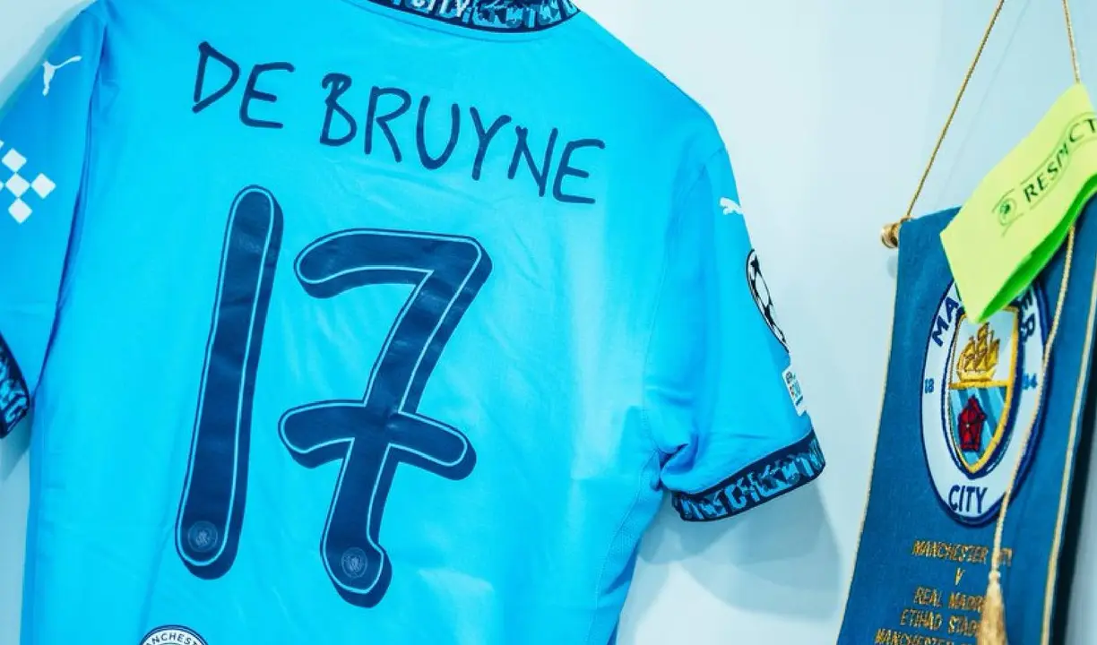 La camiseta con el dorsal 17 de Kevin De Bruyne. /  @mancity