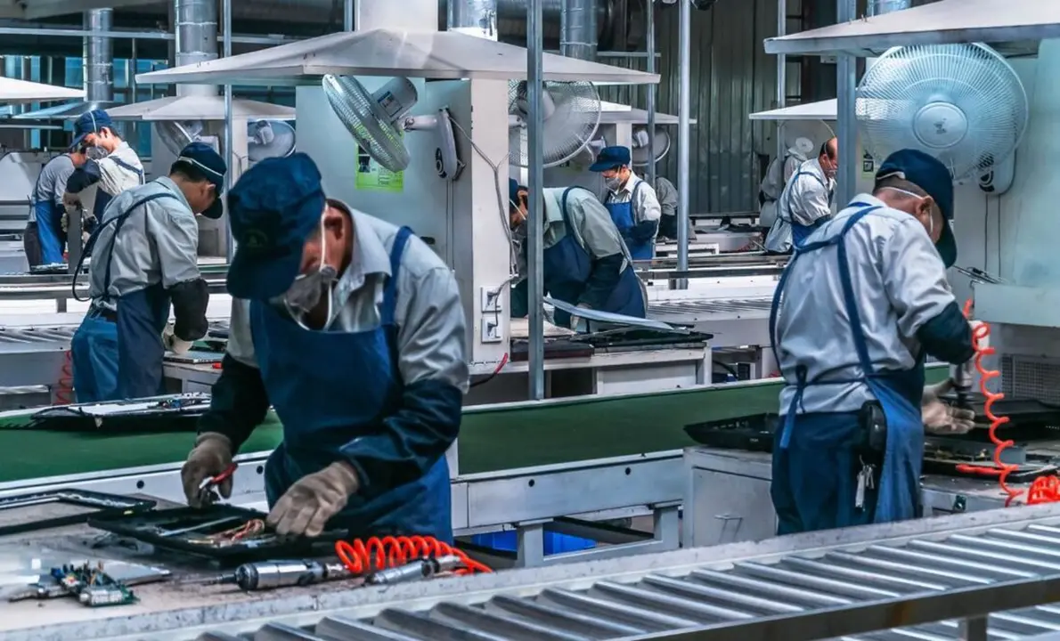 Empleados en una f&aacute;brica. / Pixabay.