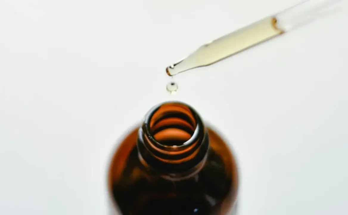 Serum facial con aplicador en gotero.