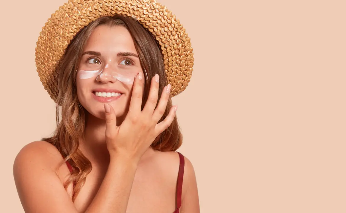 Mujer con crema facial antimanchas y protector solar.