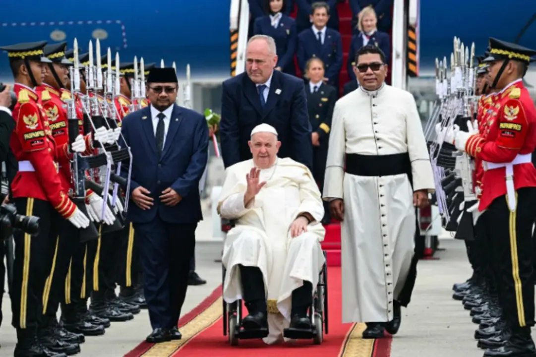 El papa Francisco en Indonesia, junto al ministro de Asuntos Religiosos de Indonesia, Yaqut Cholil Qoumas. / El Vaticano