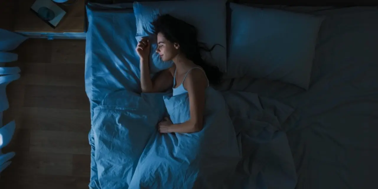 Una mujer dormida. / RR. SS.