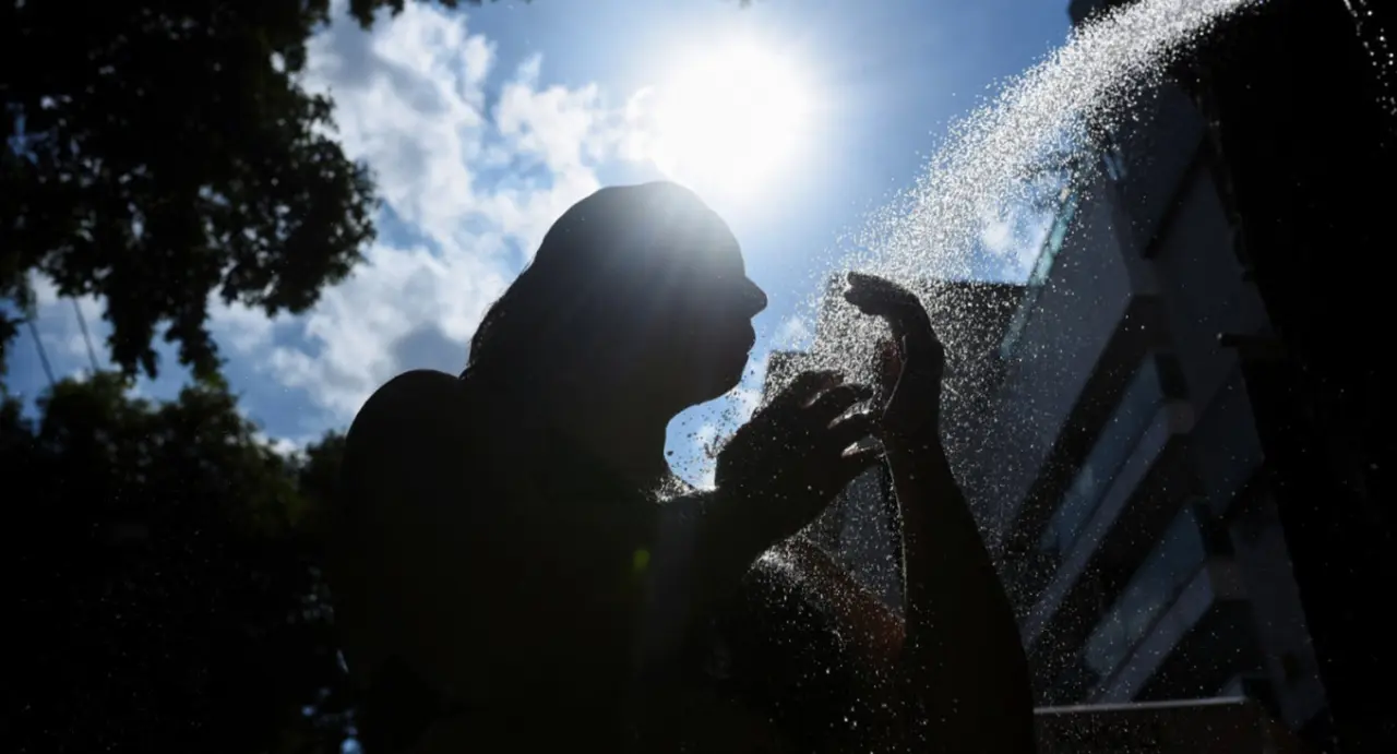 Una mujer en medio de una ola de calor. / RR. SS.
