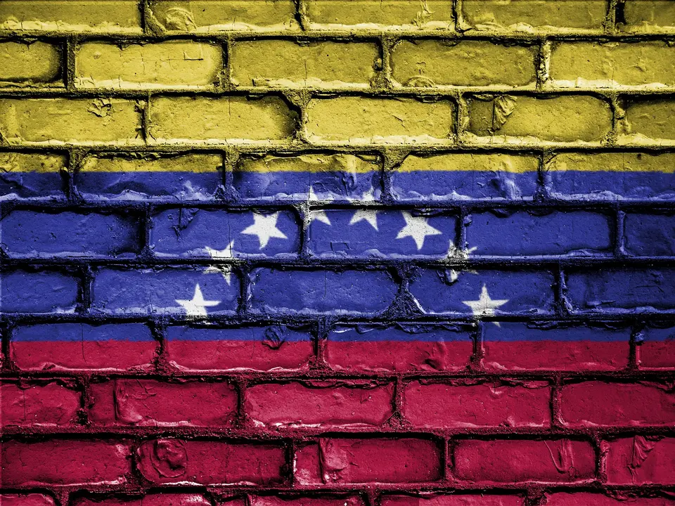 Una pared pintada con los colores de la bandera de Venezuela. / David Peterson en Pixabay
