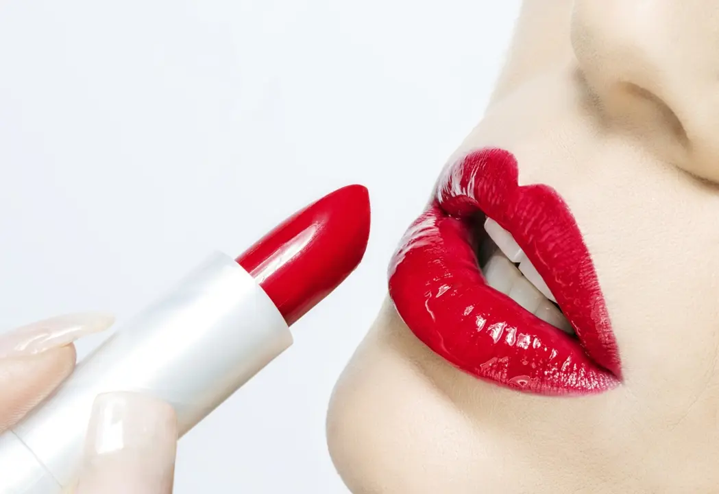 Una mujer con labial rojo. / RR SS.