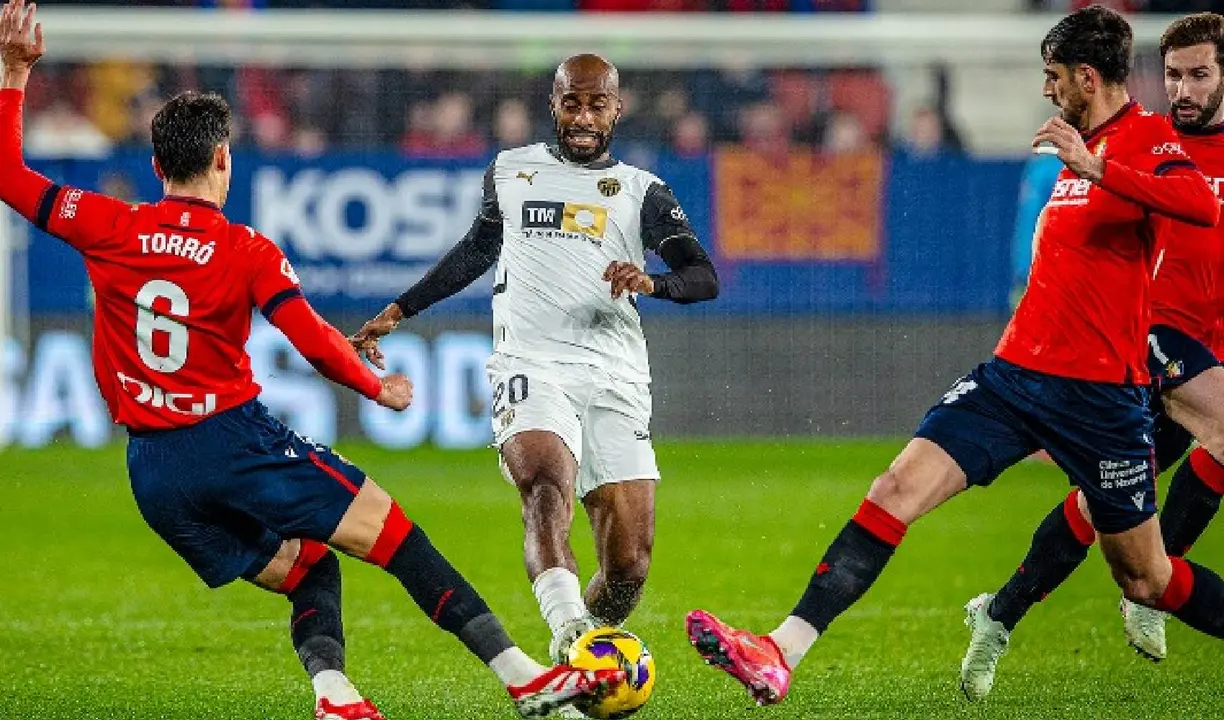 Una acci&oacute;n del partido entre el Valencia y el Osasuna. /  @valenciacf
