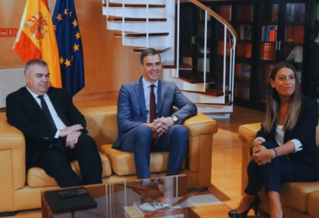 Santos Cerd&aacute;n, secretario de Organizaci&oacute;n del PSOE, Pedro S&aacute;nchez y M&iacute;riam Nogueras, portavoz de Junts. / RR.SS.