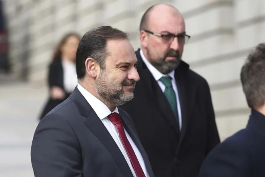 Jos&eacute; Luis &Aacute;balos, exministro de Transportes, y Koldo Garc&iacute;a. / RR. SS.
