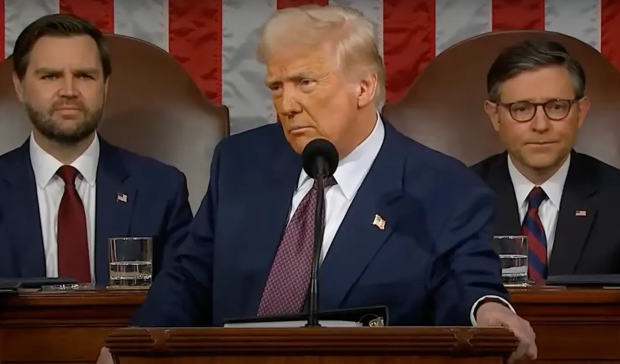 Donald Trump, durante su discurso, con el vicepresidente, J. D. Vance, a la izquierda, y el presidente de la C&aacute;mara de Representantes, Mike Johnson, detr&aacute;s. / Mundiario