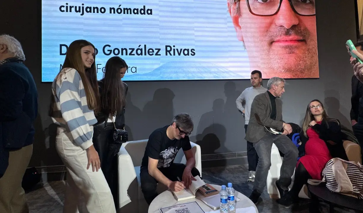 Diego Gonz&aacute;lez Rivas firmando ejemplares del libro Curando el mundo. / M.M.