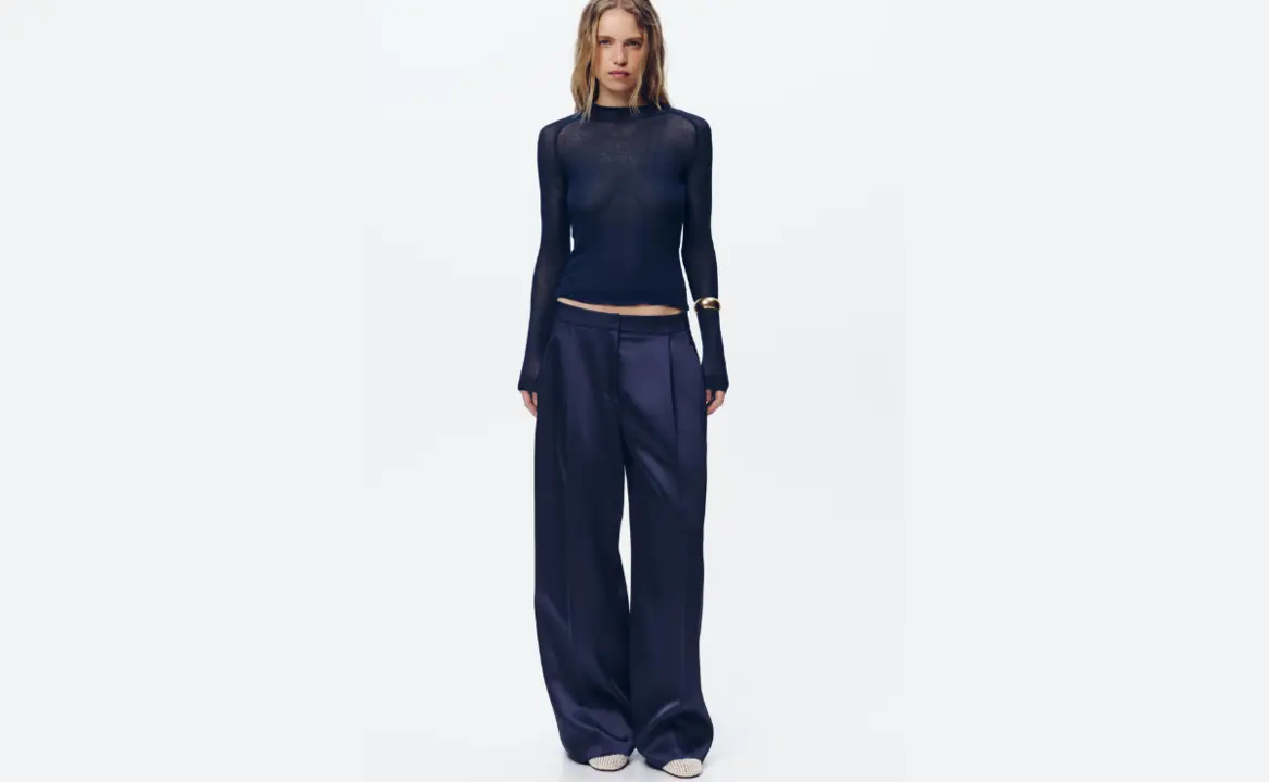 Pantalón satinado color azul marino de Zara, screenshot página web oficial.