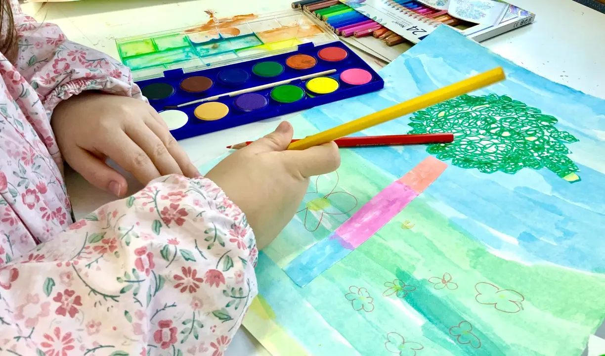 Una ni&ntilde;a haciendo dibujos. / MundiStyle.
