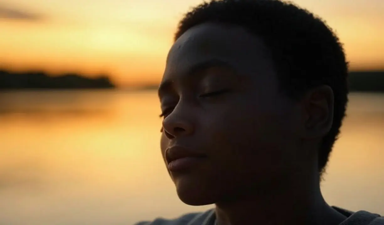Un joven con los ojos cerrados respirando. / Mundiario.