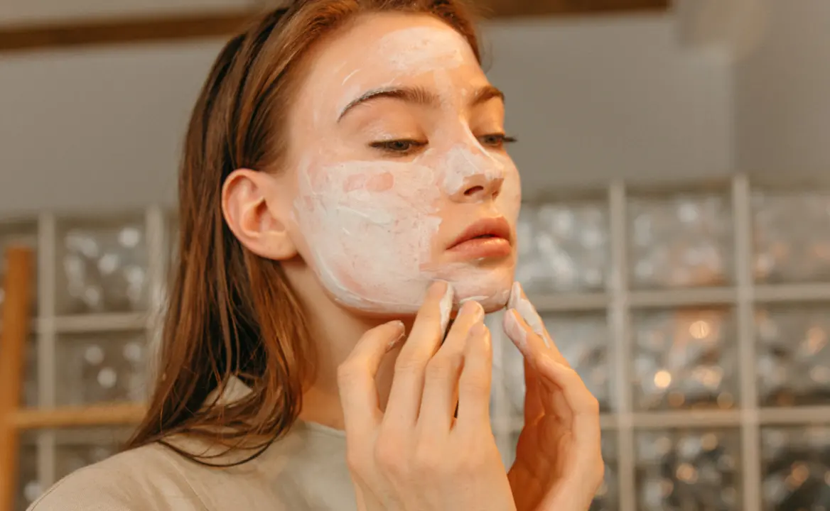 Skincare facial con gel limpiador.