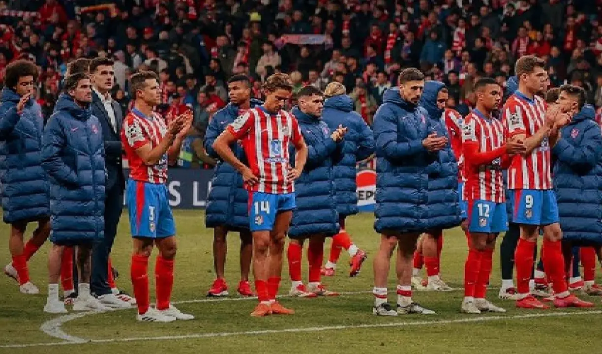Los futbolistas del Atleti tras la eliminaci&oacute;n de la Champions League. /  @atleti