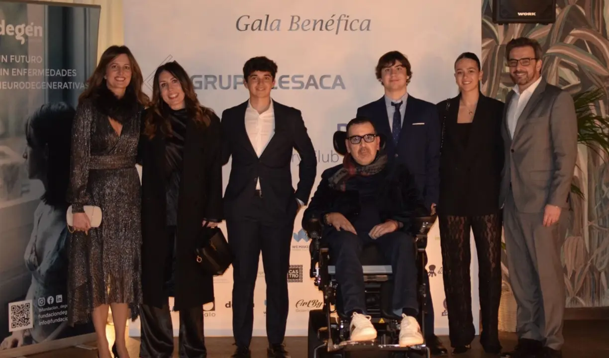 Los organizadores de la cena solidaria, Luis Cora y Antonio &Aacute;lvarez, con Alberto Amil y su familia y el conselleiro de Presidencia Diego Calvo. / M.A.F.A.