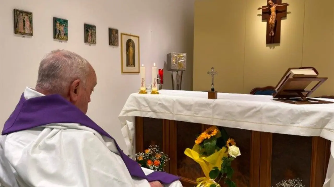 El papa Francisco en la capilla privada del d&eacute;cimo piso del hospital Gemelli de Roma. / Oficina de prensa de la Santa Sede
