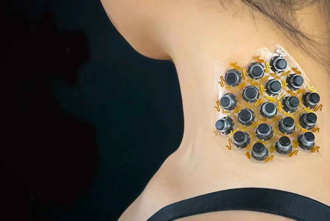 Un usuario porta un dispositivo en el cuello para recibir retroalimentaci&oacute;n sensorial. / Universidad del Noroeste (Northwestern University)