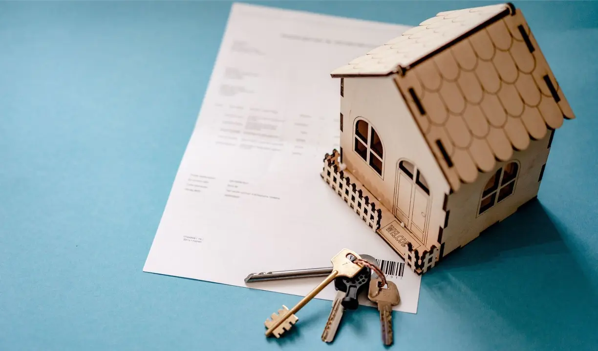 Ilustraci&oacute;n de una casa y los papeles de una hipoteca. / Pixabay.com.