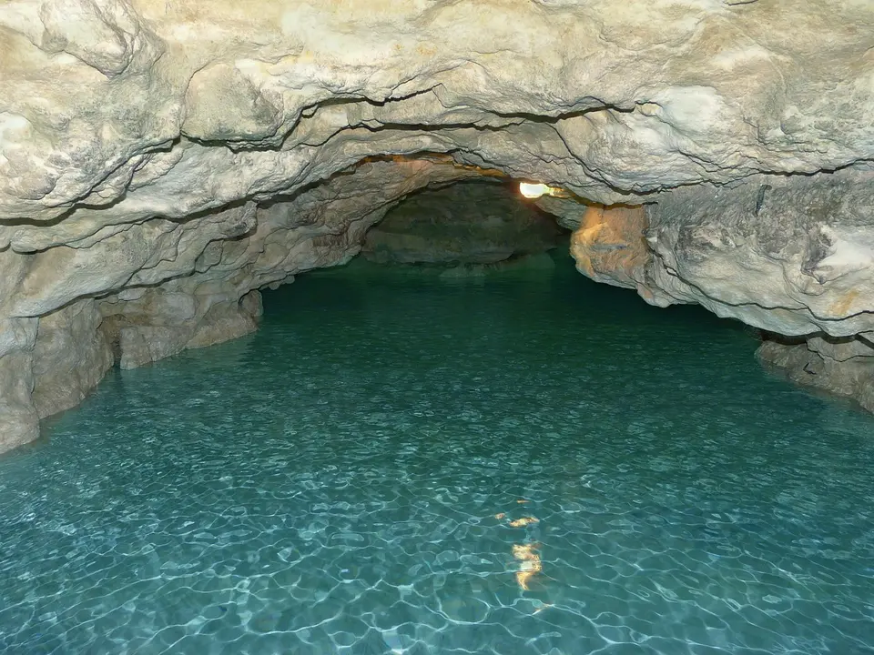 grotto-141798_1280
