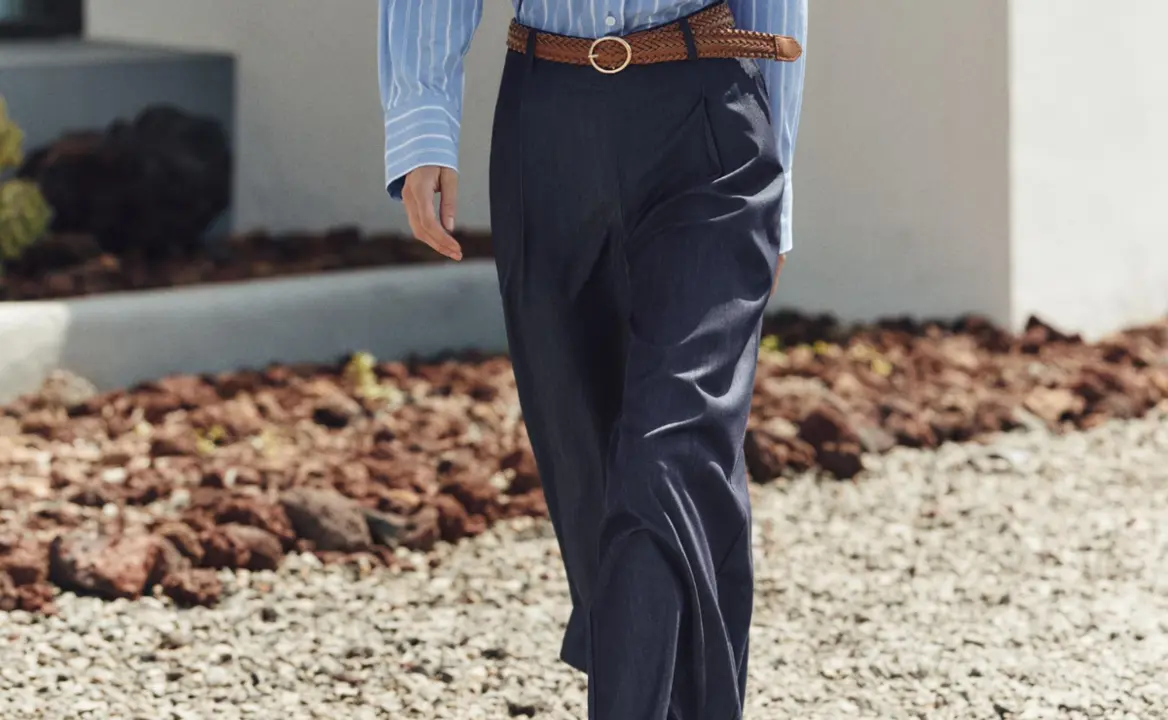 Pantalón fluido con cinturón de Zara, screenshot página web oficial.