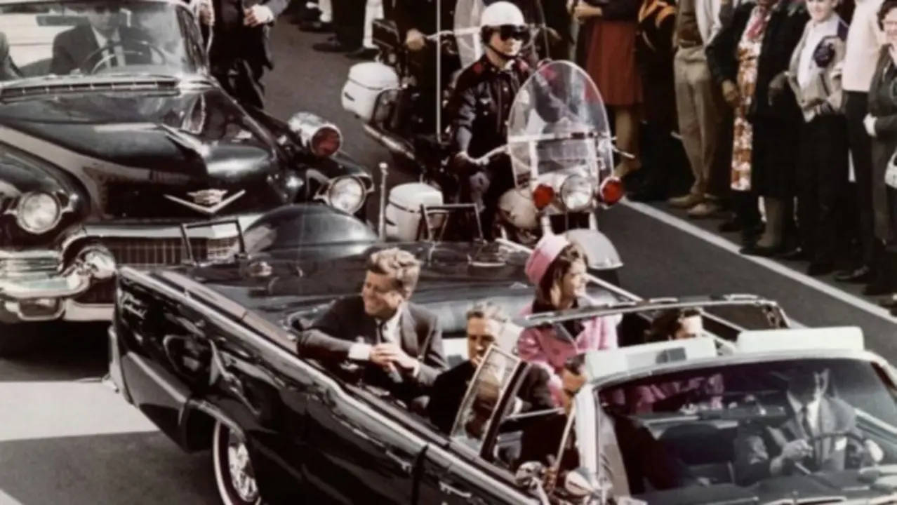 John F. Kennedy, expresidente de EE UU antes de su asesinato, y su esposa Jackie. / RR.SS