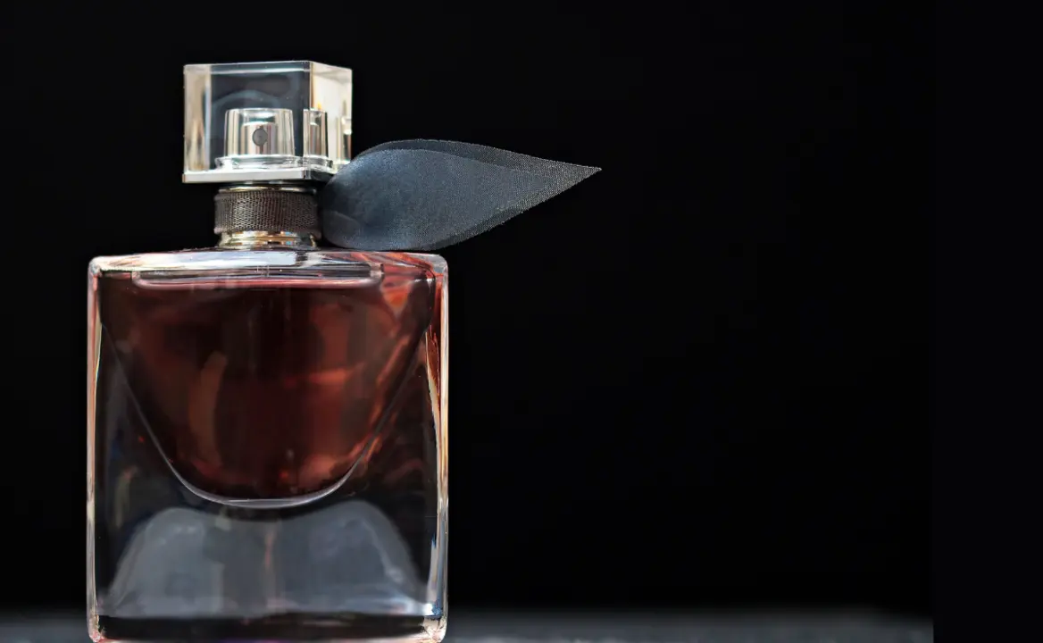 Elegante envase de perfume con fondo oscuro.