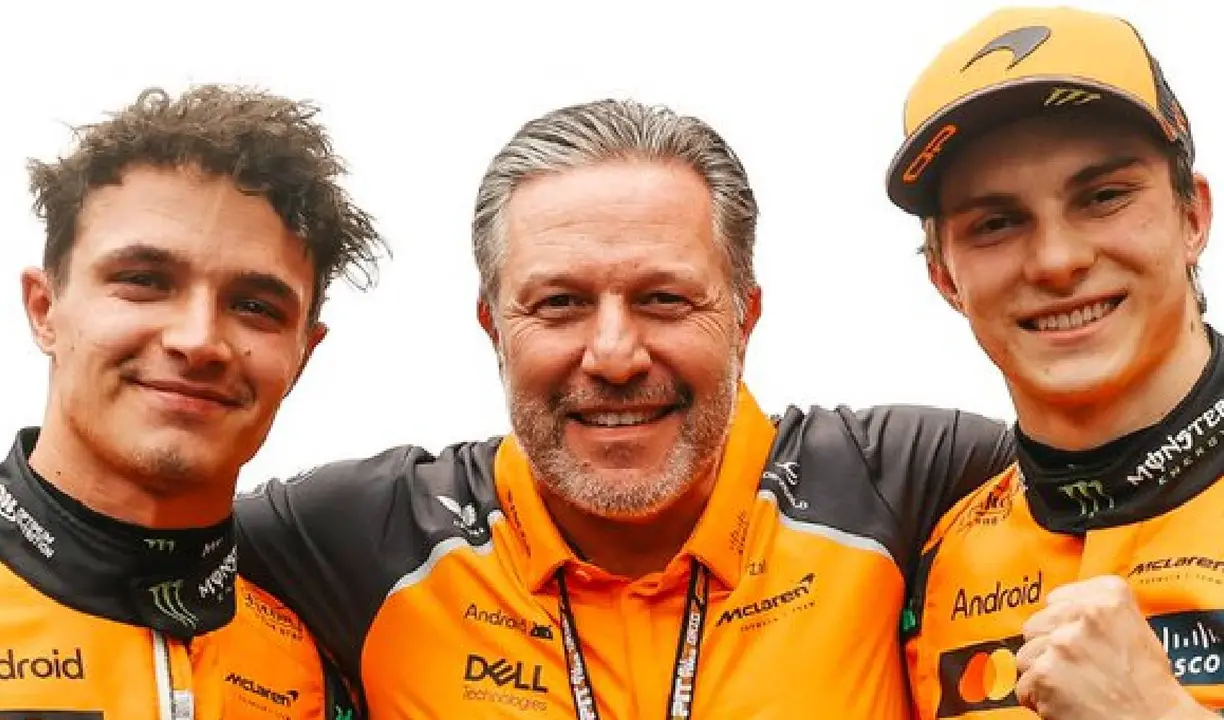Lando Norris, Zak Brown y Oscar Piastri. /  @mclarenf1
