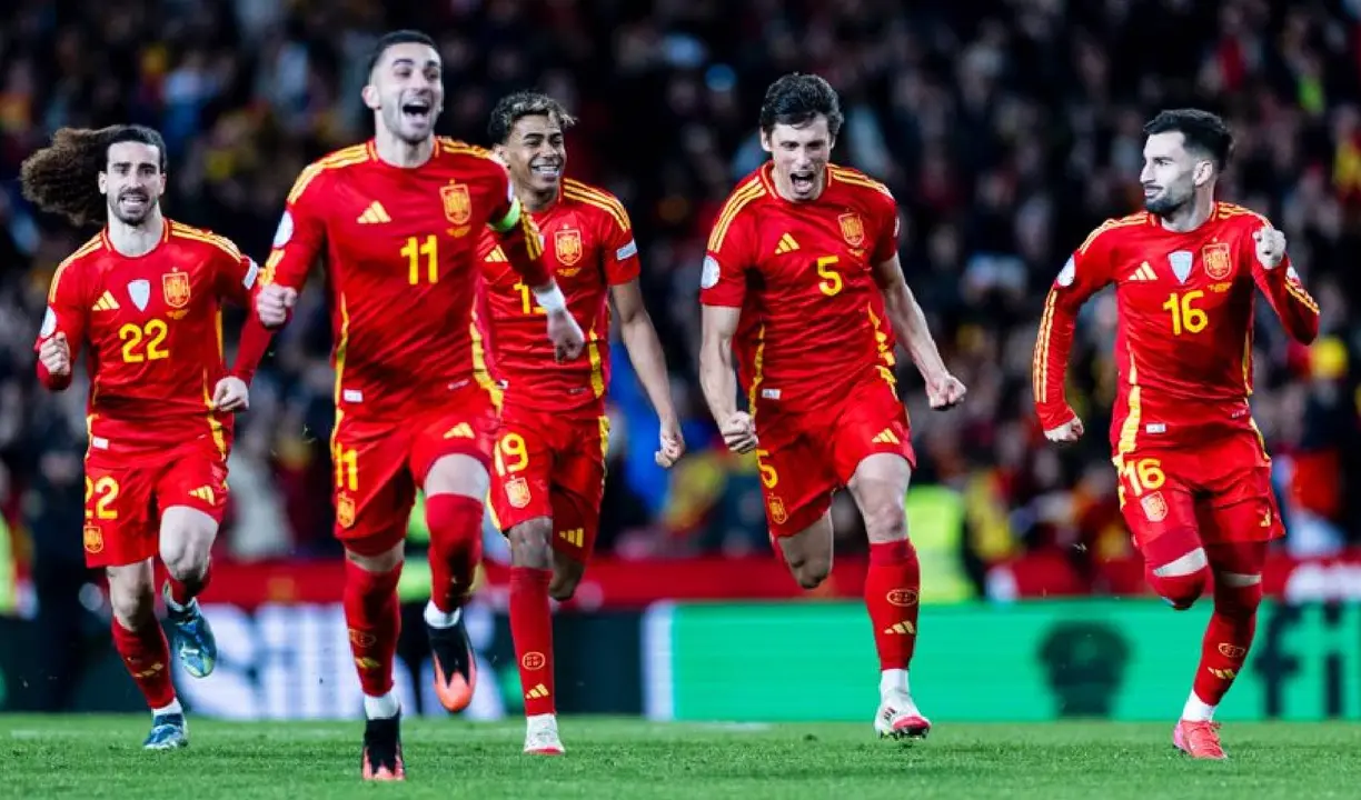 Los futbolistas espa&ntilde;oles en plena celebraci&oacute;n del triunfo sobre Pa&iacute;ses Bajos. /  @sefutbol