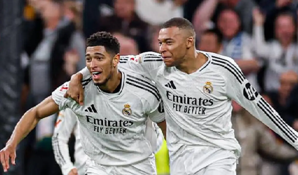 Bellingham y Mbapp&eacute; en plena celebraci&oacute;n del gol del centrocampista ingl&eacute;s. /  @realmadriden