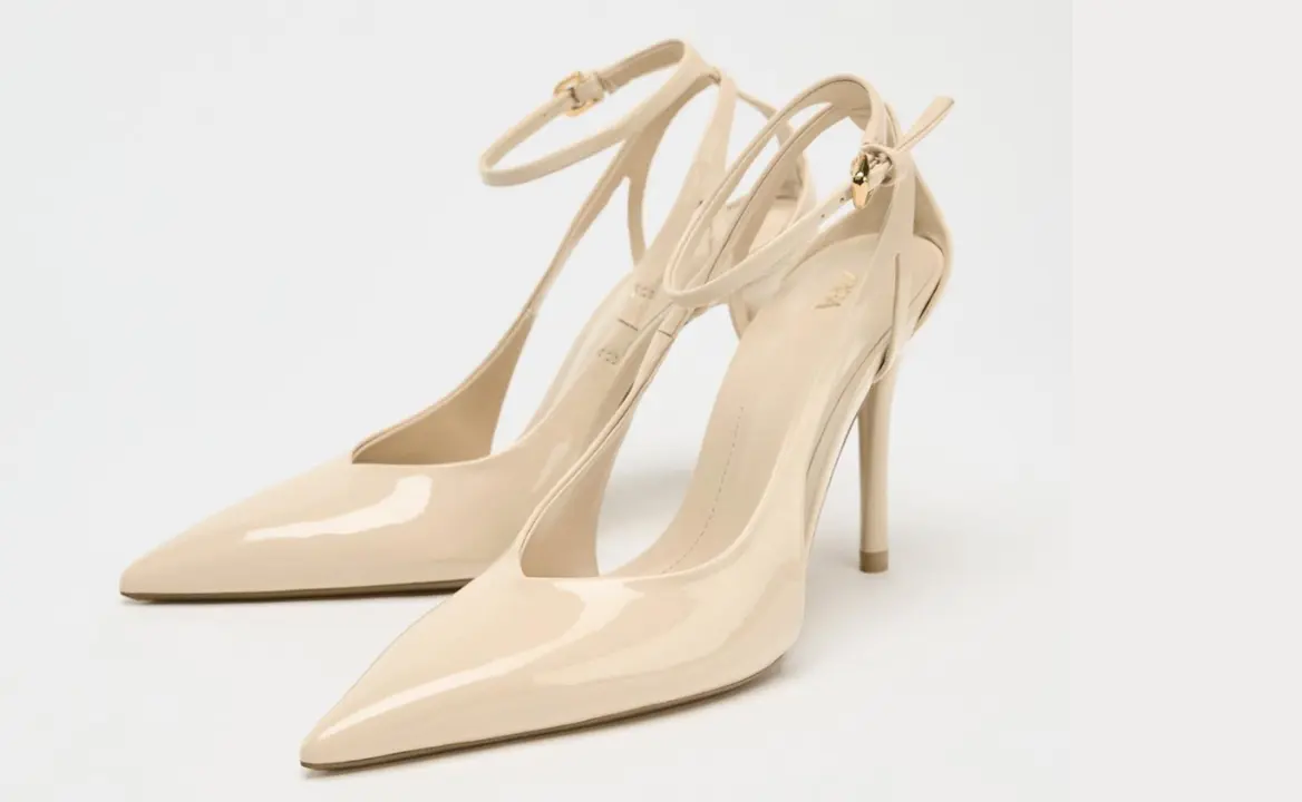 Zapato de tacónefecto acharolado de Zara, screenshot páina web oficial.